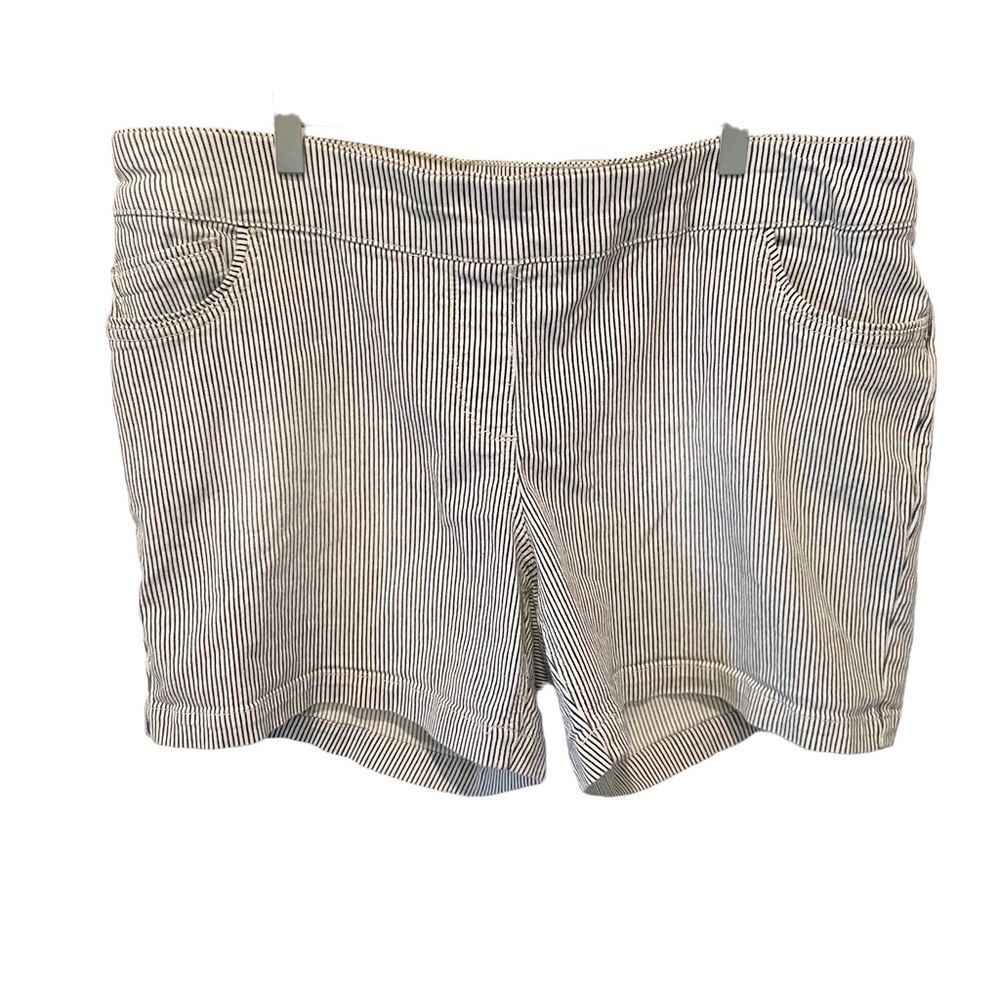 Westbound Women’s Shorts. Size 18 Railroad Stripe. Pull on. Stretchy